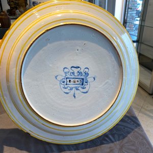 A large Italian maiolica dish with the arms of Cardinal Toschi, Deruta, dated 1609 — 照片 17