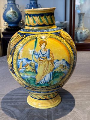 A large Italian maiolica drug jar with trophies, Casteldurante, 2nd half 16th C. — foto 1