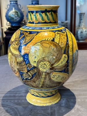 A large Italian maiolica drug jar with trophies, Casteldurante, 2nd half 16th C. — foto 2