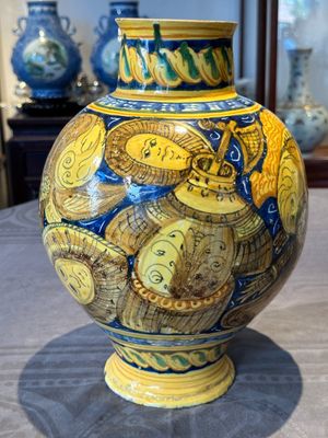 A large Italian maiolica drug jar with trophies, Casteldurante, 2nd half 16th C. — foto 3