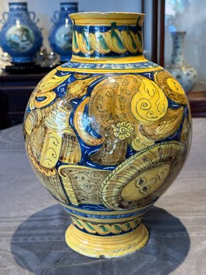 A large Italian maiolica drug jar with trophies, Casteldurante, 2nd half 16th C. — foto 4