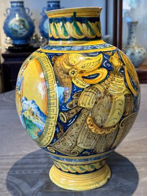 A large Italian maiolica drug jar with trophies, Casteldurante, 2nd half 16th C. — foto 5