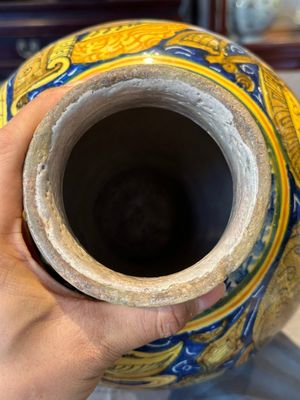 A large Italian maiolica drug jar with trophies, Casteldurante, 2nd half 16th C. — foto 6