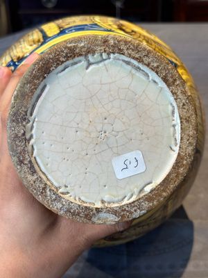 A large Italian maiolica drug jar with trophies, Casteldurante, 2nd half 16th C. — foto 7