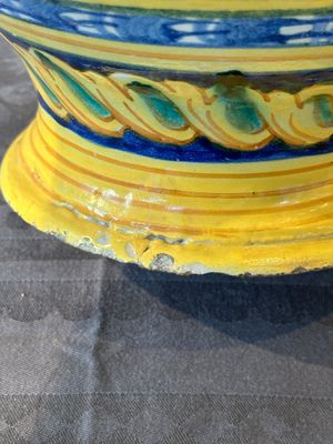 A large Italian maiolica drug jar with trophies, Casteldurante, 2nd half 16th C. — foto 9