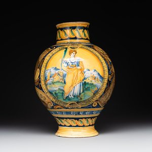 A large Italian maiolica drug jar with trophies, Casteldurante, 2nd half 16th C. — foto 1