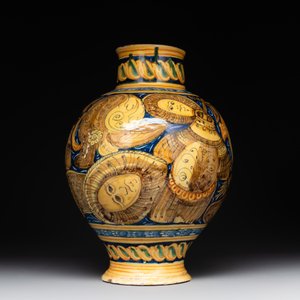 A large Italian maiolica drug jar with trophies, Casteldurante, 2nd half 16th C. — foto 2