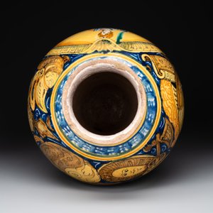 A large Italian maiolica drug jar with trophies, Casteldurante, 2nd half 16th C. — foto 3