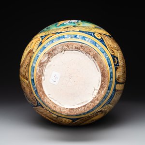 A large Italian maiolica drug jar with trophies, Casteldurante, 2nd half 16th C. — foto 4