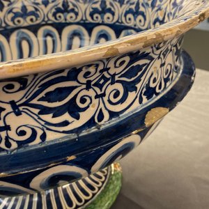 A large Italian maiolica footed bowl with Amor, Montelupo or Caffagiolo, 1st half 16th C. — photo 16