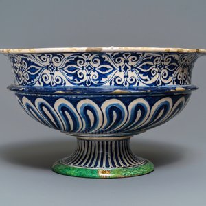 A large Italian maiolica footed bowl with Amor, Montelupo or Caffagiolo, 1st half 16th C. — photo 2