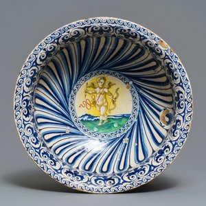 A large Italian maiolica footed bowl with Amor, Montelupo or Caffagiolo, 1st half 16th C. — photo 6