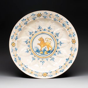 A large Italian maiolica 'Lion' dish, Montelupo, 17th C. — photo 1