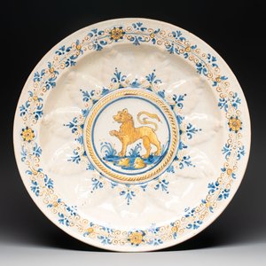 A large Italian maiolica 'lion' dish, Montelupo, 17th C. — photo 1