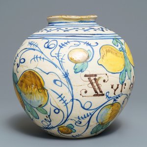 A large Italian maiolica 'vaso a palla' type drug jar, Venice, 17th C. — photo 4