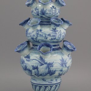 A large Italian Savona blue and white tulip vase, 18th C. — 照片 1