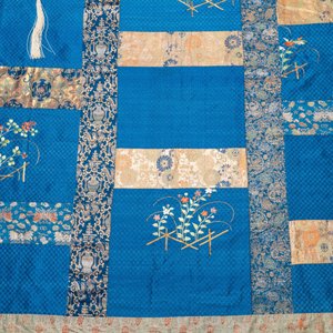 A large Japanese 'Aizu Matsudaira' clan armorial silk 'kesa' priest robe with flat gilt-paper thread, Edo, 18/19th C. — photo 8