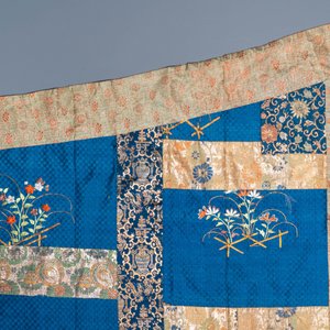A large Japanese 'Aizu Matsudaira' clan armorial silk 'kesa' priest robe with flat gilt-paper thread, Edo, 18/19th C. — photo 10