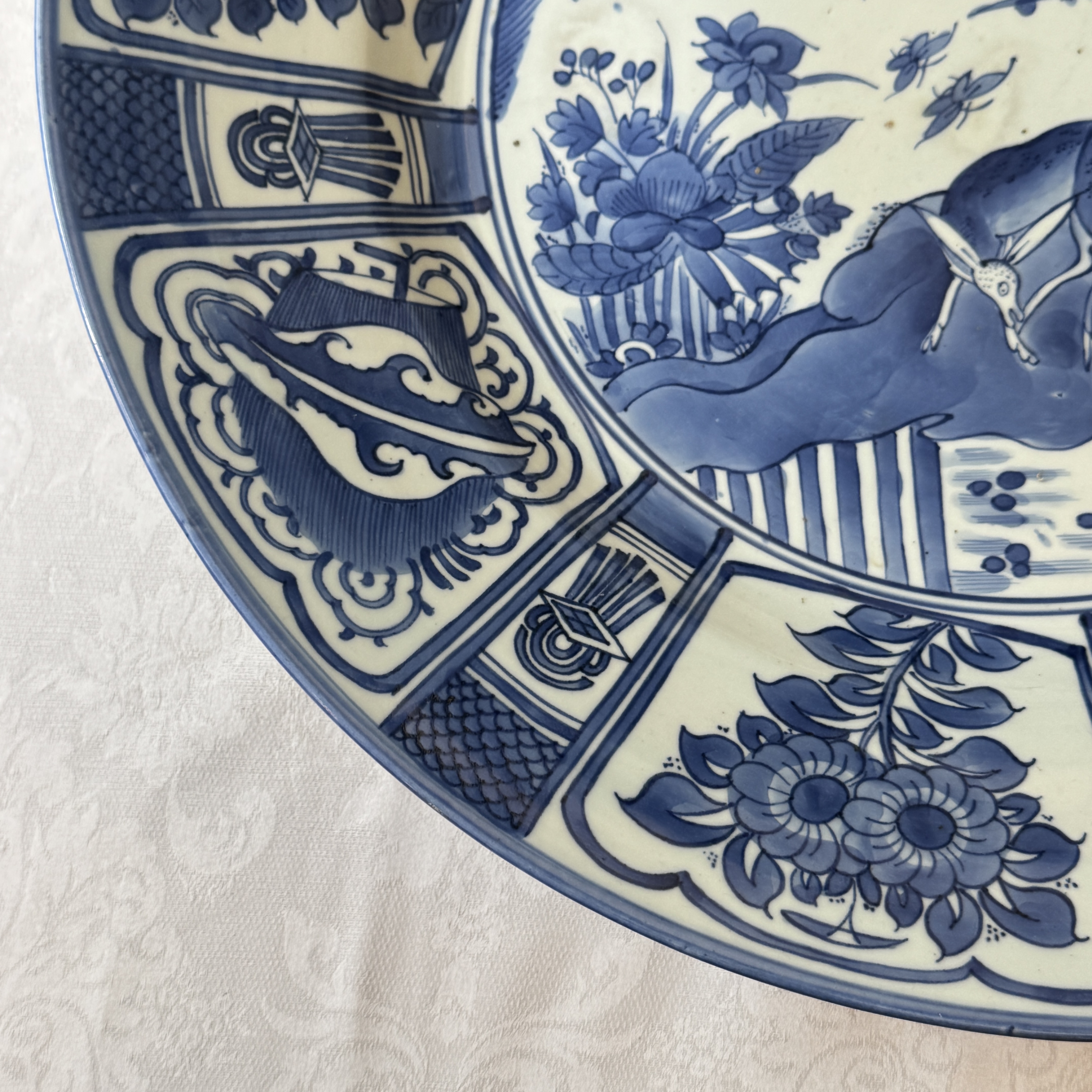 A large Japanese Arita blue and white 'Deer' charger in Kraak-style — photo 2