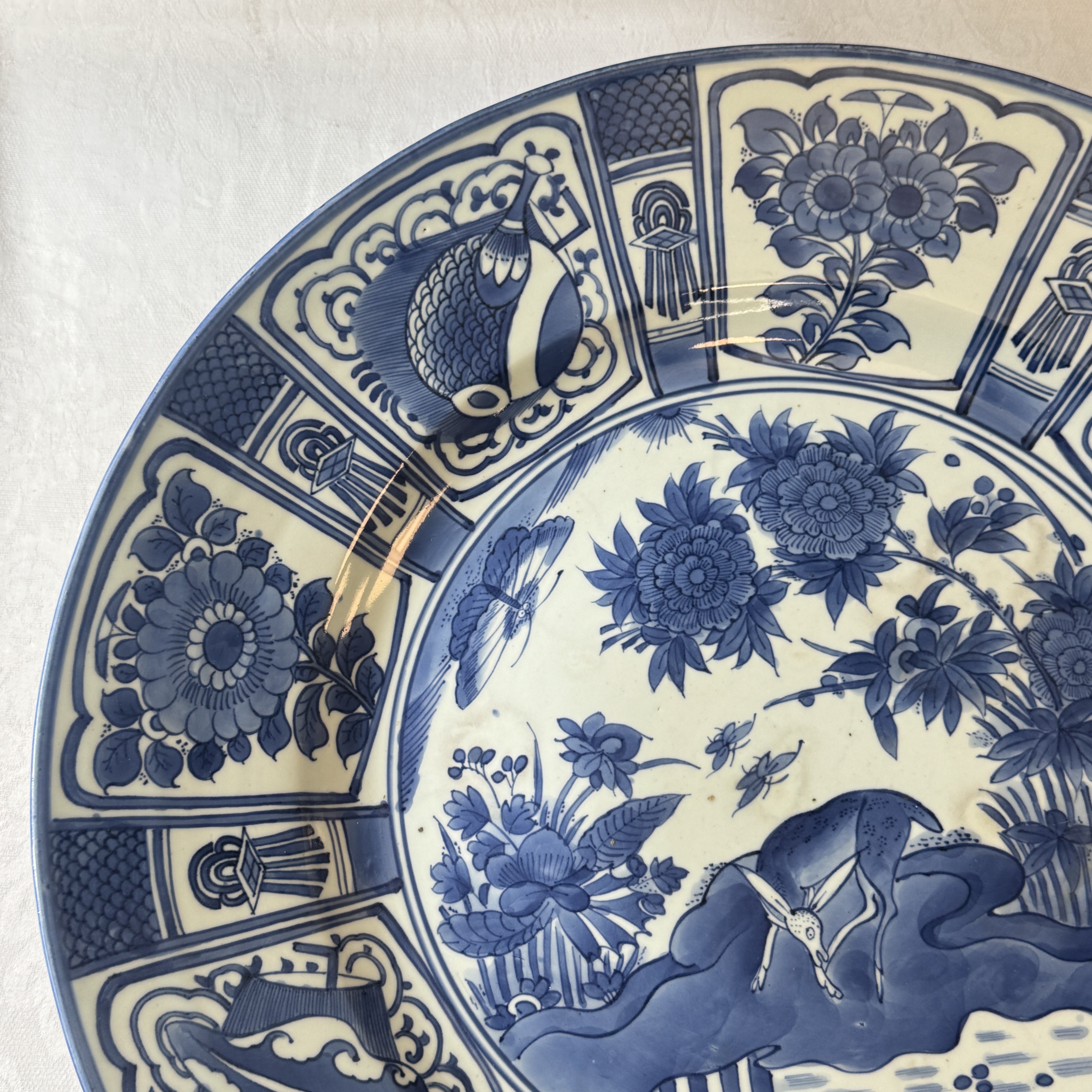 A large Japanese Arita blue and white 'Deer' charger in Kraak-style — photo 3