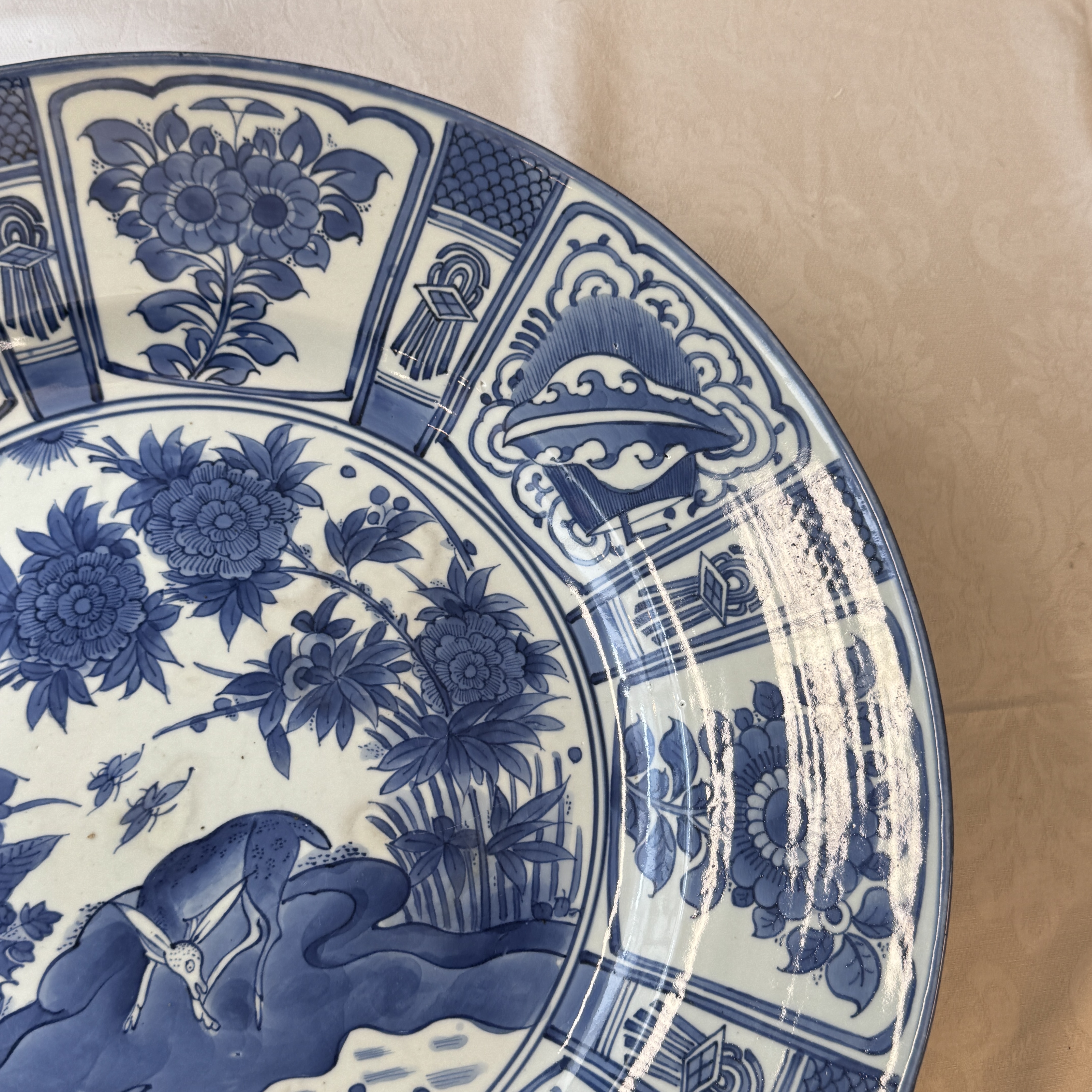A large Japanese Arita blue and white 'Deer' charger in Kraak-style — photo 4