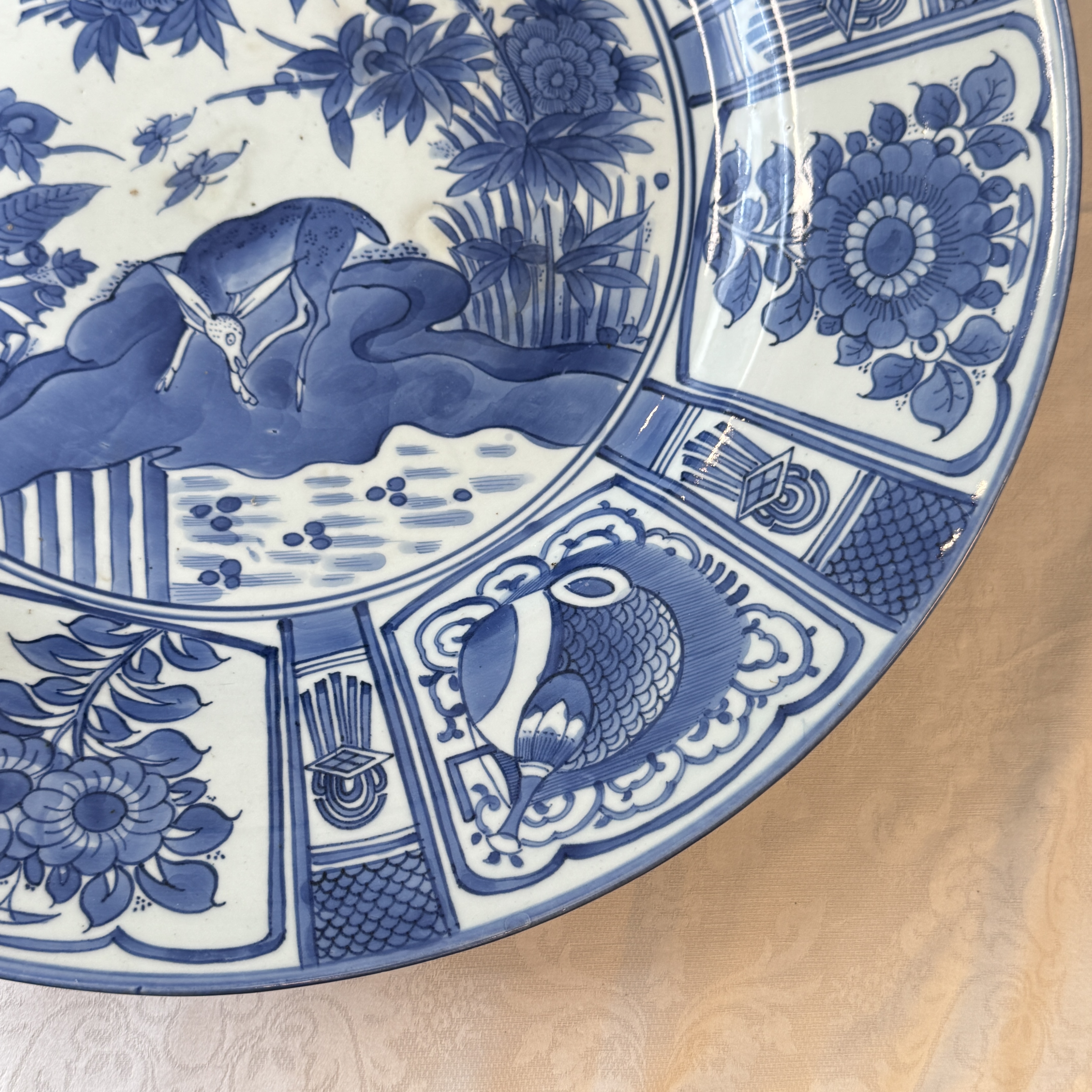 A large Japanese Arita blue and white 'Deer' charger in Kraak-style — photo 5