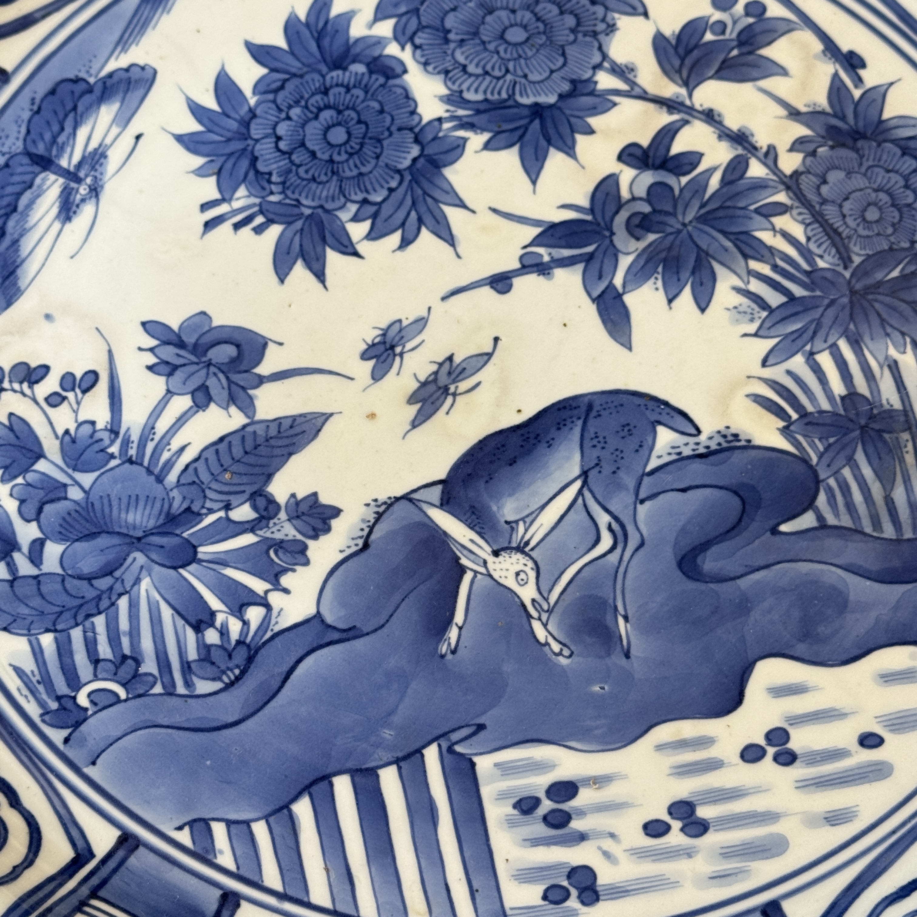 A large Japanese Arita blue and white 'Deer' charger in Kraak-style — photo 6