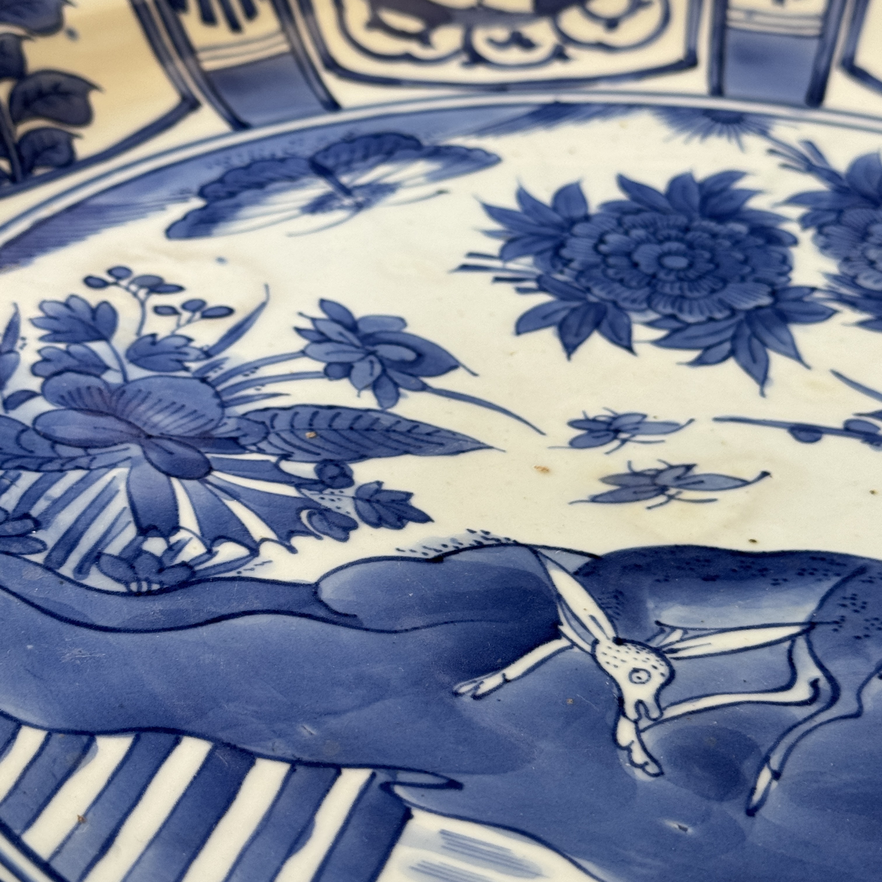 A large Japanese Arita blue and white 'Deer' charger in Kraak-style — photo 7