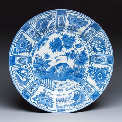A large Japanese Arita blue and white 'Deer' charger in Kraak-style, 17/18th C.
