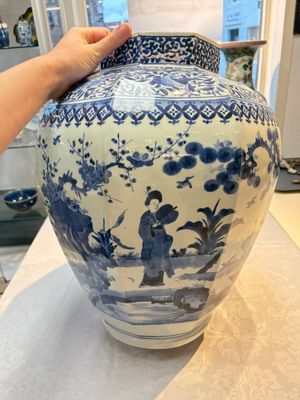 A large Japanese Arita blue and white octagonal vase with figural design, Edo, 17/18th C. — photo 1