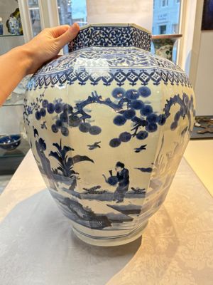A large Japanese Arita blue and white octagonal vase with figural design, Edo, 17/18th C. — photo 2