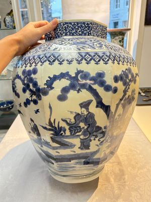 A large Japanese Arita blue and white octagonal vase with figural design, Edo, 17/18th C. — photo 3