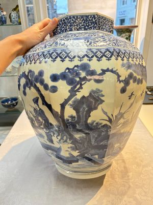A large Japanese Arita blue and white octagonal vase with figural design, Edo, 17/18th C. — photo 4