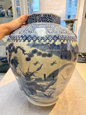 A large Japanese Arita blue and white octagonal vase with figural design, Edo, 17/18th C. — photo 5