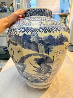 A large Japanese Arita blue and white octagonal vase with figural design, Edo, 17/18th C. — photo 6