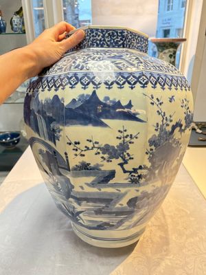 A large Japanese Arita blue and white octagonal vase with figural design, Edo, 17/18th C. — photo 7