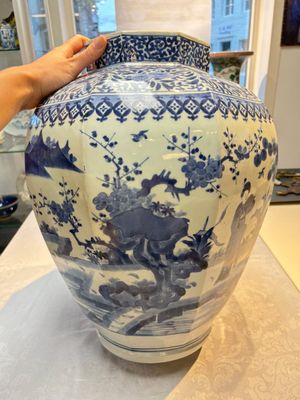 A large Japanese Arita blue and white octagonal vase with figural design, Edo, 17/18th C. — photo 8