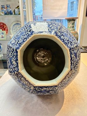 A large Japanese Arita blue and white octagonal vase with figural design, Edo, 17/18th C. — photo 9