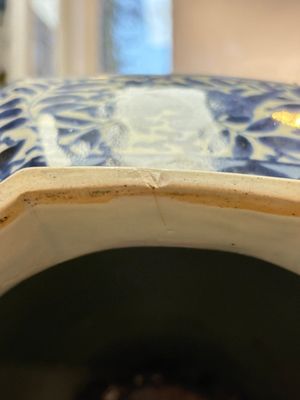A large Japanese Arita blue and white octagonal vase with figural design, Edo, 17/18th C. — photo 10