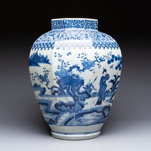 A large Japanese Arita blue and white octagonal vase with figural design, Edo, 17/18th C. — photo 1