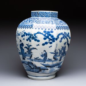 A large Japanese Arita blue and white octagonal vase with figural design, Edo, 17/18th C. — photo 2