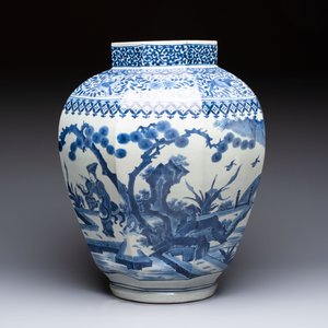 A large Japanese Arita blue and white octagonal vase with figural design, Edo, 17/18th C. — photo 3