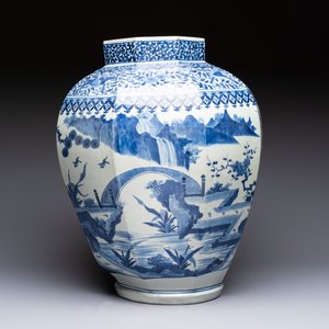 A large Japanese Arita blue and white octagonal vase with figural design, Edo, 17/18th C. — photo 4