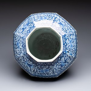 A large Japanese Arita blue and white octagonal vase with figural design, Edo, 17/18th C. — photo 5