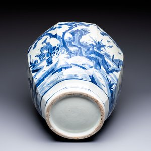A large Japanese Arita blue and white octagonal vase with figural design, Edo, 17/18th C. — photo 6