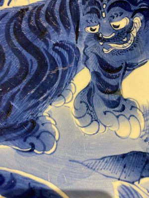 A large Japanese Arita blue and white 'tiger' dish, Fuuki Chousun 富貴長春 mark, 18/19th C. — 照片 11