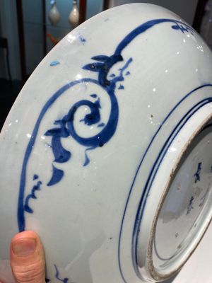 A large Japanese Arita blue and white 'tiger' dish, Fuuki Chousun 富貴長春 mark, 18/19th C. — 照片 17