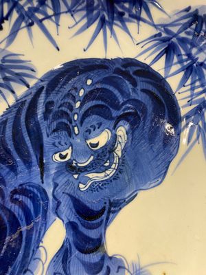 A large Japanese Arita blue and white 'tiger' dish, Fuuki Chousun 富貴長春 mark, 18/19th C. — 照片 7