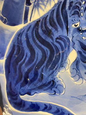 A large Japanese Arita blue and white 'tiger' dish, Fuuki Chousun 富貴長春 mark, 18/19th C. — 照片 9