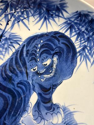 A large Japanese Arita blue and white 'Tiger' dish, Fuuki Chousun 富貴長春 mark, late Edo to early Meiji, 18/19th C. — photo 5